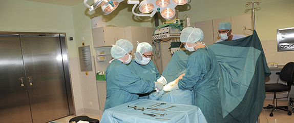 Mitarbeiter der Unfallchirurgie während einer OP