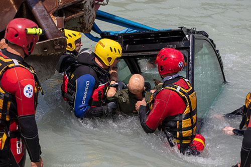 Bergung aus dem Wasser bei Rettungsübung
